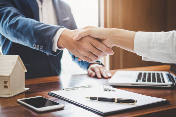 2 people shaking hands