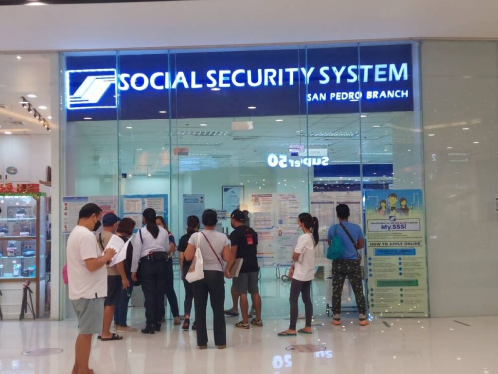 People lining up outside an SSS branch for Loanlite