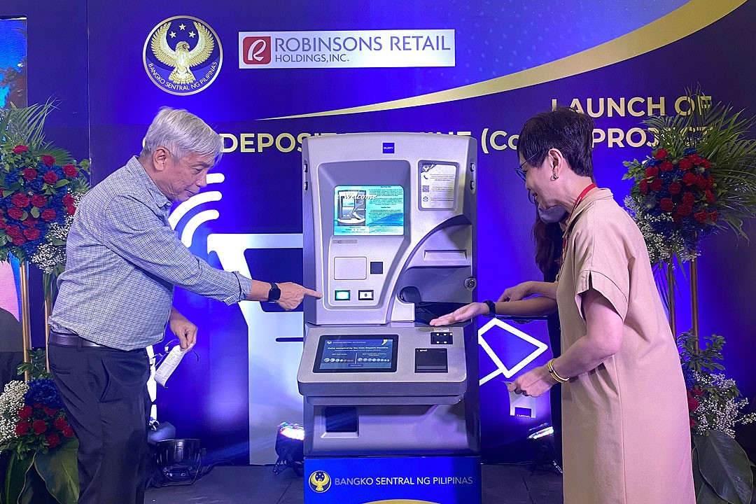 BSP Governor Felipe Medalla and Robina Gokongwei-Pe trying out the new CoDM