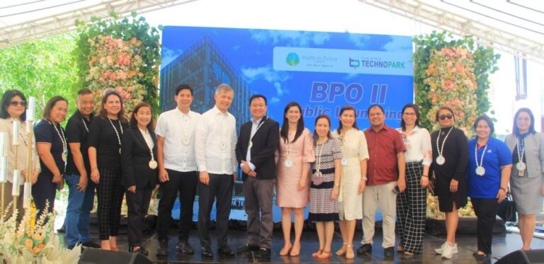 Executives from DBP together with the Mayor and Vice Mayor of Roxas City during the launch of a township project in W. Visayas