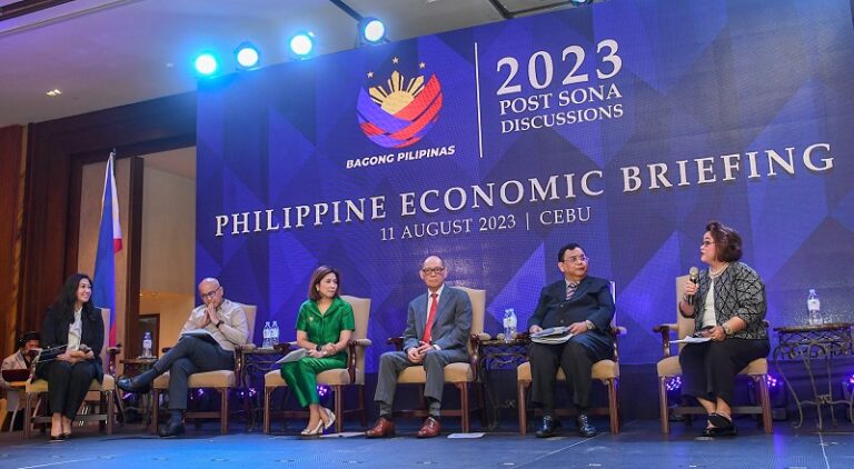 BSP Deputy Governor Francisco G. Dakila Jr. together with the country's economic managers during a panel discussion on “A Fast-Growing and Forward-Looking Economy” held in Cebu
