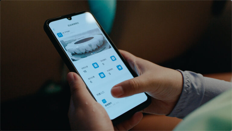 A mobile phone with DingTalk App