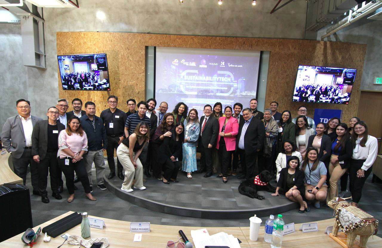 Amor Maclang of Digital Pilipinas together with partidcpants to the SustainabilityTech for Collaborative Systems Transformation forum