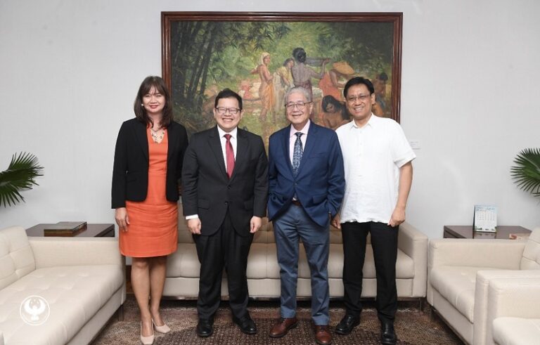 BSP governor Eli M. Remolona Jr., together with executives from PDIC, Securities and Exchange Commission and the Insurance Commission