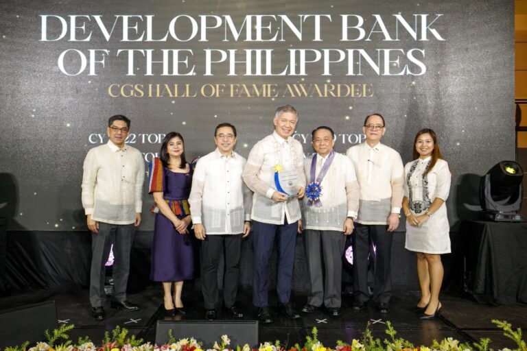 DBP President and CEO Michael O. de Jesus after receiving the CGS Hall of Fame Award for 2022 from Executive Secretary Lucas Bersamin and GCG Chairperson Atty. Marius Corpus