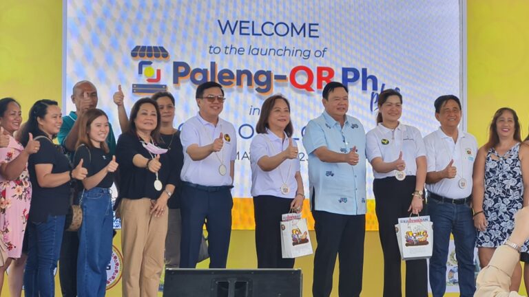 Iloilo City Mayor Jerry P. Treñas together with executives from the BSP and DILG Region VI