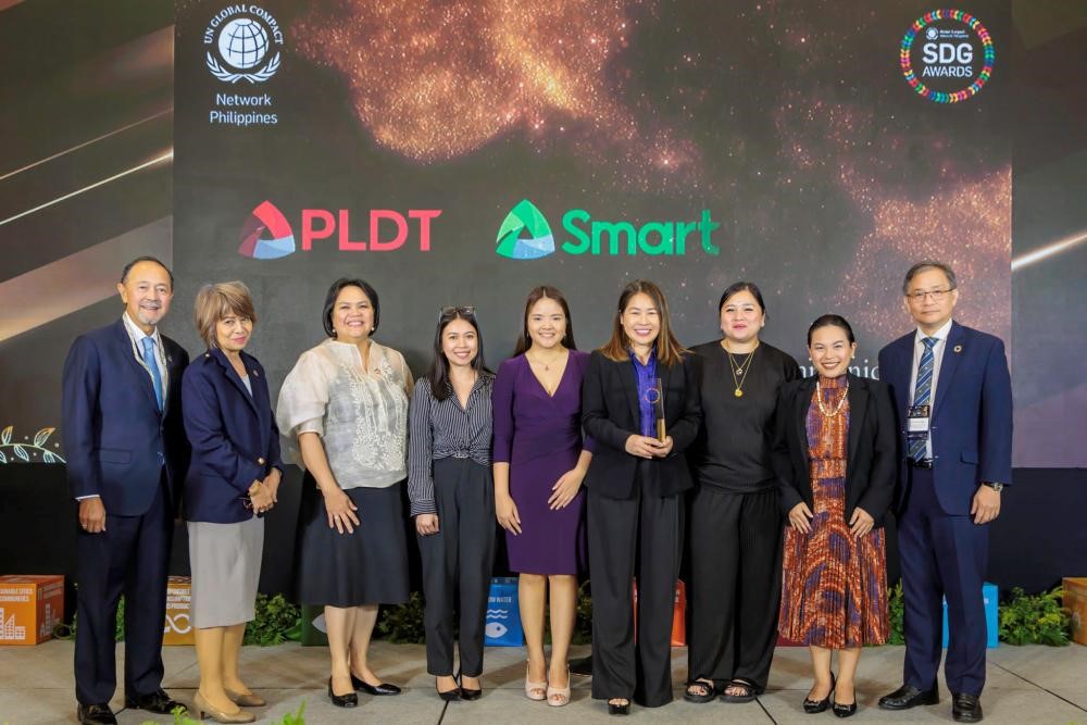 Representatives from PLDT’s Sustainability Office and PLDT Home receive the award recognizing MMPH at the 3rd UNGCNP's SDG Awards