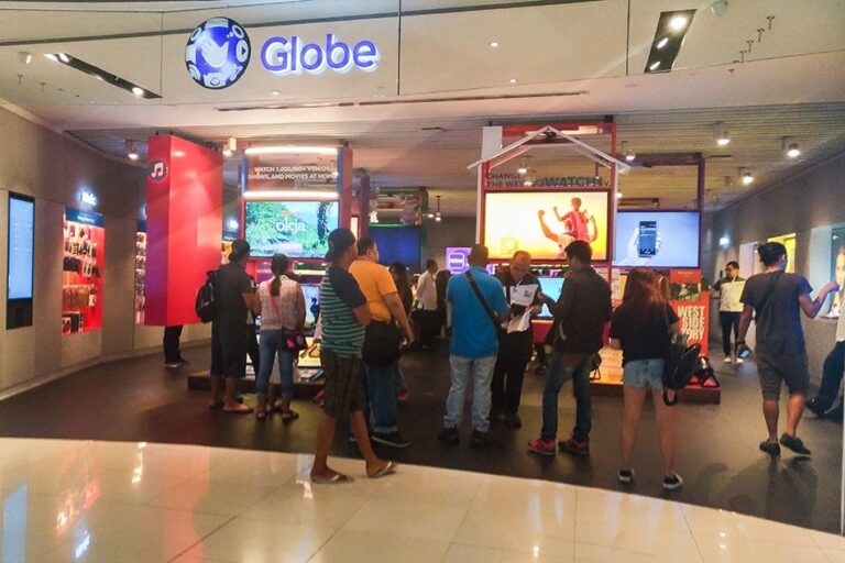 People lining up at Globe Telecom's business center