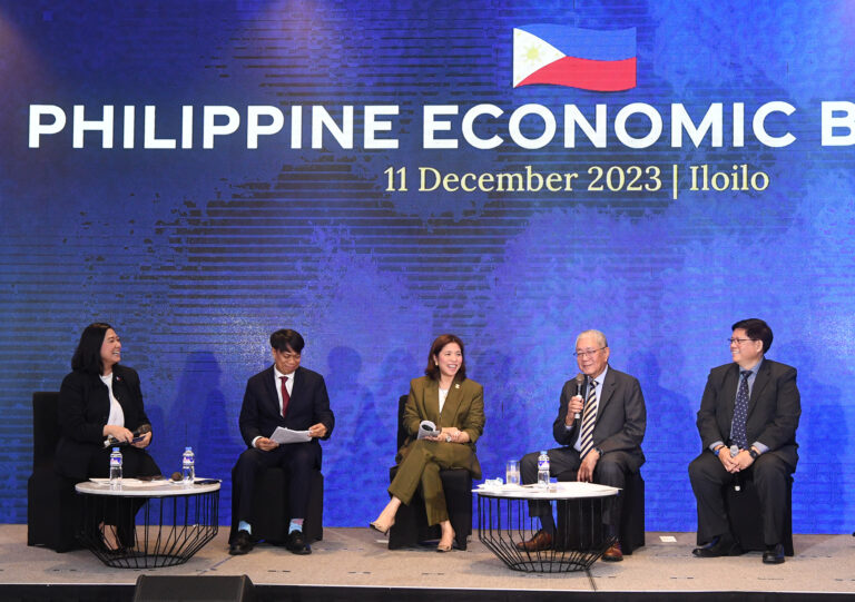 SP Governor Eli M. Remolona, Jr. together with other economic leaders at the PEB in Iloilo City