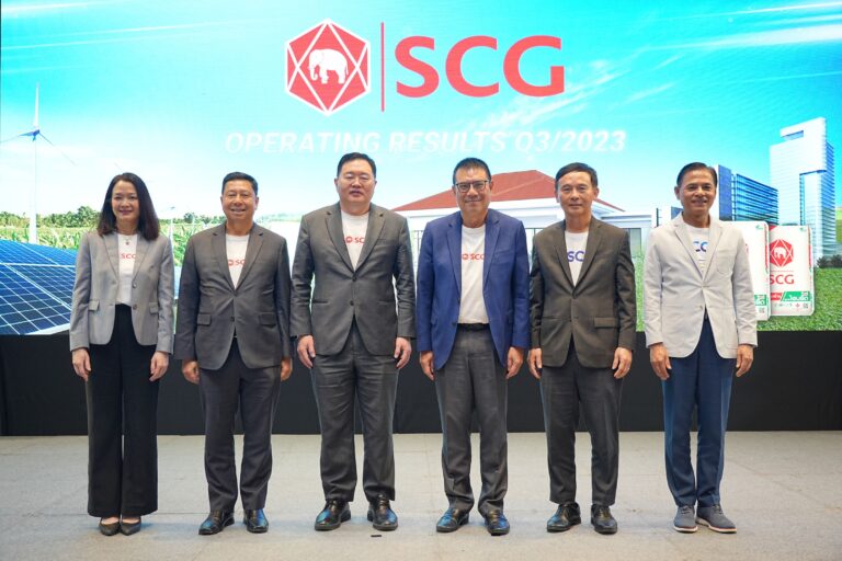 Roongrote Rangsiyopash, President and CEO of SCG, together with other SCG executives