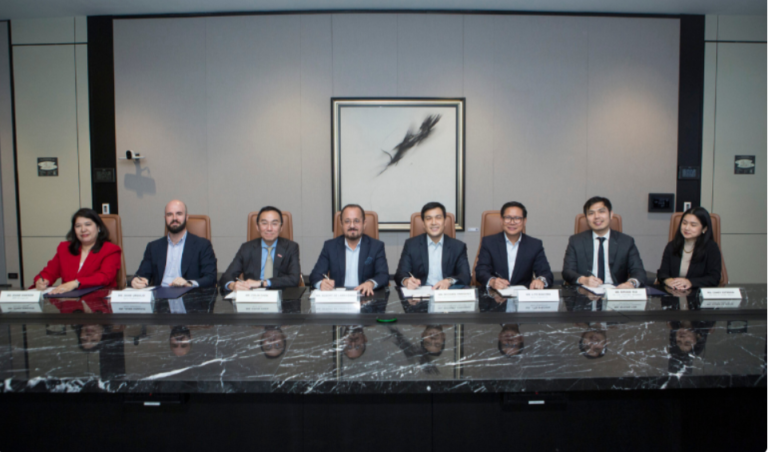Alberto de Larrazabal (4th from left), Chief Finance Officer of Ayala Corporation, together with top executives of MUFG Bank, Ltd. and Sun Life Philippines, during the signing ceremonies for sustainability-linked credit facilities