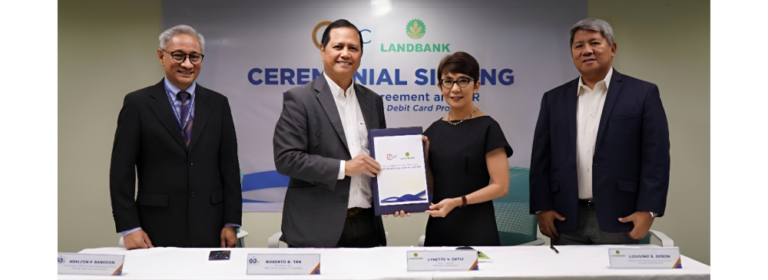 LANDBANK and PDIC executives during the signing of a MOU for the issuance of LANDBANK VISA Debit Cards to deposit
