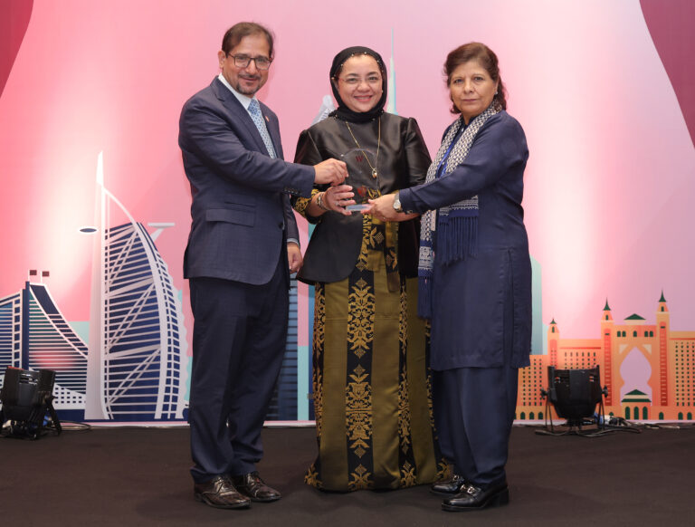 BSP Assistant Governor Arifa Ala while receiving the “Most Influential Women in Islamic Business and Finance” Award from WOMANi’
