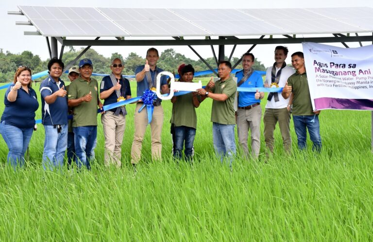 His Excellency Christian Lyster (5th from left), Ambassador, Royal Norwegian Embassy in Manila, together with the solar-powered water pump beneficiaries from Sta. Cruz Farmers Association in Calapan, Oriental Mindoro