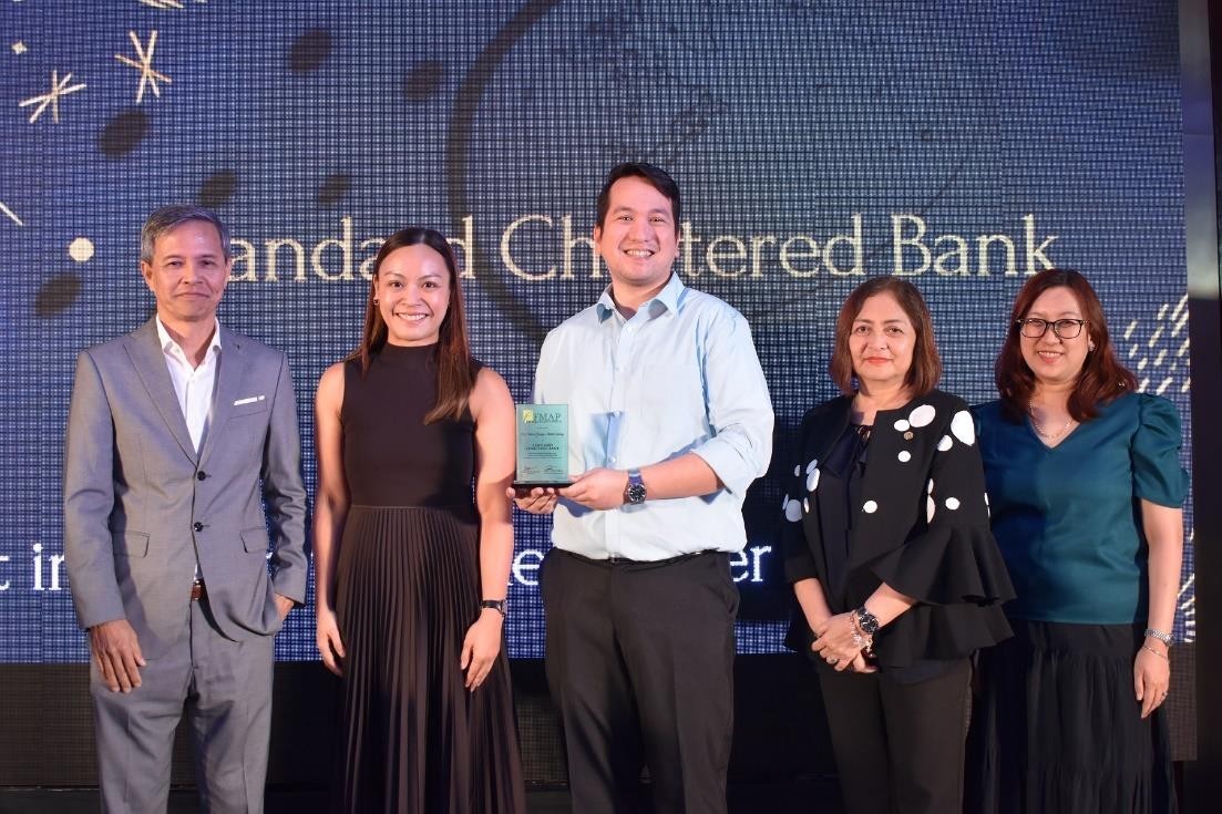 Maro Toni Bautista (2nd from left), Standard Chartered Bank’s Director, Head of Financial Markets and Financial Institution Sales, together with other bank executives during the Fund Managers Association of the Philippines, Inc. (FMAP) Awards in 2023