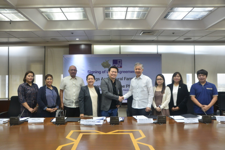 Photo of DBP president and CEO Michael De Jesus shaking hands with the top executive of iPigs Agricultural Farm