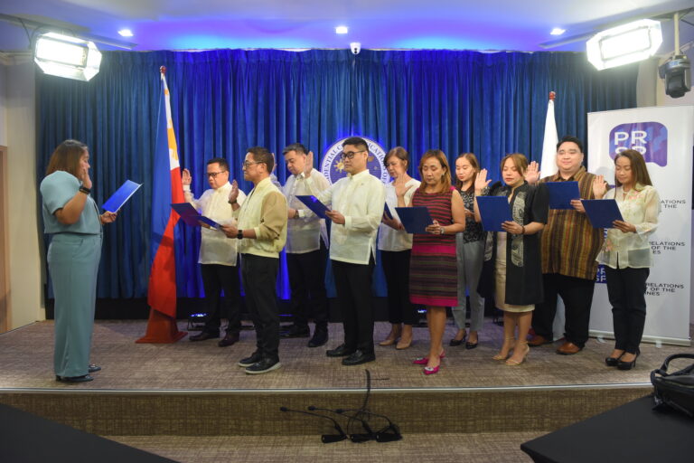 Photo shows Hon. Cheloy Velicaria-Garafil (left), Secretary of the Presidential Communications Office, while leading the oath-taking ceremony for the new Board of Trustees, 2024-2025, of the PRSP
