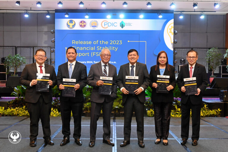 BSP Governor and Financial Stability Coordination Council Chairman Eli M. Remolona, Jr. (third from left) while leading the launch of the 2023 FSR at the BSP head office in Manila