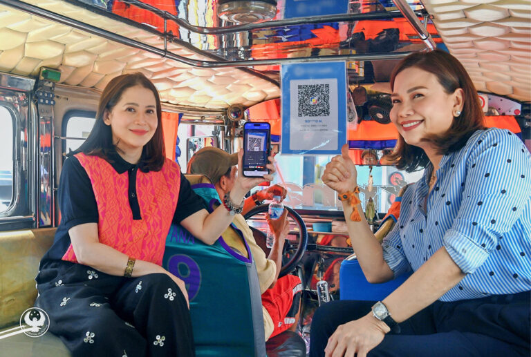 Photo of BSP Deputy Governor Bernadette Romulo-Puyat and City Vice Mayor Rowena Bautista-Mendiola during the launch of the Paleng-QR Ph Plus program in Bacoor City.