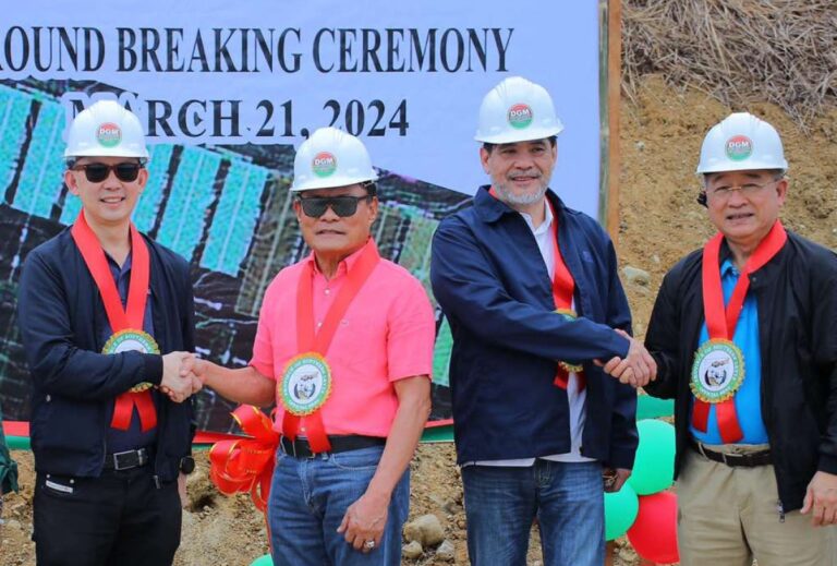 DBP Director Atty. Jaime Paz (3rd from left), while shaking hands with Sakol Cheewakoset, Chairman of Charoen Pokphand Food Philippines Corporation. Looking on are Nattakorn Sujipittham, CPFPC Vice President and Southern Leyte Governor Damian Mercado