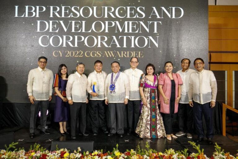 Executive Secretary Lucas P. Bersamin (5th from left), alongside GCG Chairperson Atty. Marius P. Corpus (6th from left), GCG Commissioners Atty. Brian Keith F. Hosaka (leftmost), and Atty. Geraldine Marie Berberabe-Martinez (2nd from left), after presenting the GOCC awards to LBRDC execs