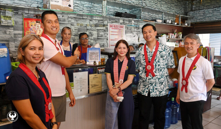 BSP Deputy Governor Bernadette Romulo-Puyat together with BSP Managing Director Charina B. De Vera-Yap, Ilocos Norte Governor Matthew Marcos J. Manotoc, Laoag City Vice Mayor Rey Carlos V. Fariñas, and BSP North Luzon Regional Director Noel Q. Malimban during the launch of Paleng-QR Ph Plus in Laoag City