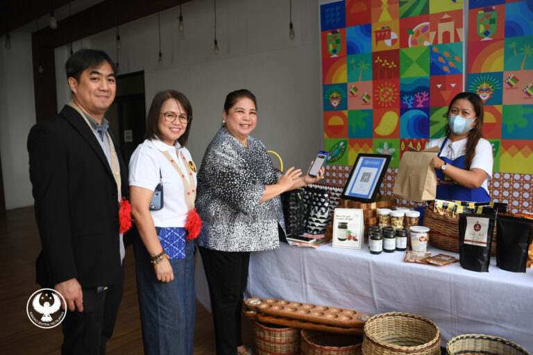 Photo of BSP Managing Director Rosabel B. Guerrero (second from left) together with Angeles City Vice Mayor Ma. Vicenta L. Vega-Cabigting (third from left), BSP Area Director Mark Jason A. Cagalingan, and a vendor who accepts digital payments