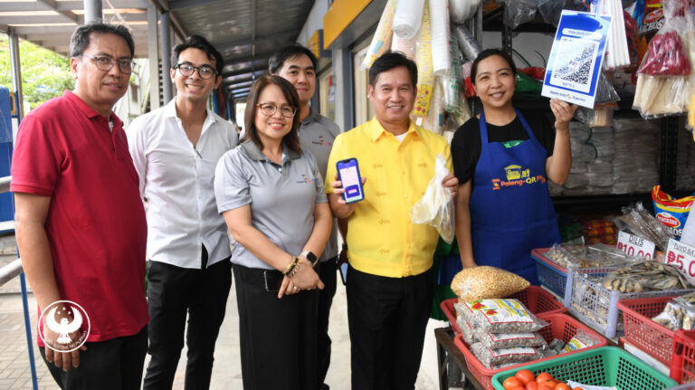 BSP's Rosabel B. Guerrero (third from left) together with Reggie David (fifth from left), City of San Fernando Councilor, as he successfully pays using QR Ph at the New Market City Plaza in San Fernando, Pampanga. With them are (from left:) City Market Administrator Roy Pasumbal, City Information Communications Technology Officer Atty. James Francis S. Villanueva, BSP Deputy Director Mark Jason A. Cagalingan, and market vendor Norie Corpuz