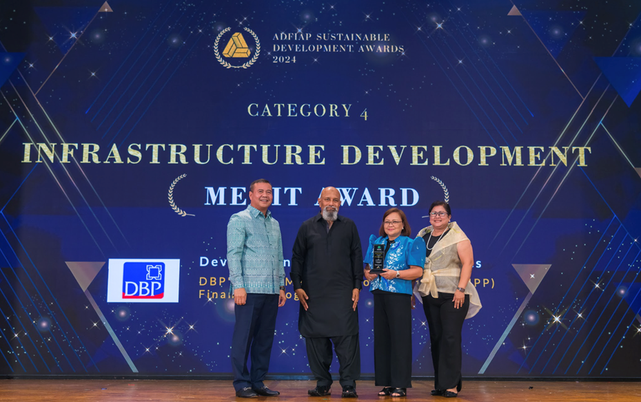 DBP SVP Carolyn Olfindo (third from left) and DBP Vice President Raquel Atienza (right) while receiving the ADFIAP Merit Award for Infrastructure Development from the ADFIAP
