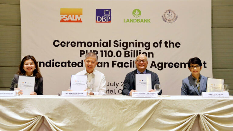 Photo shows PSALM President and CEO Dennis Edward A. Dela Serna (2nd from right), LANDBANK President and CEO Lynette V. Ortiz (right), and DBP President and CEO Michael O. de Jesus (3rd from right) while leading the ceremonial signing for a P110-billion syndicated loan for PSALM