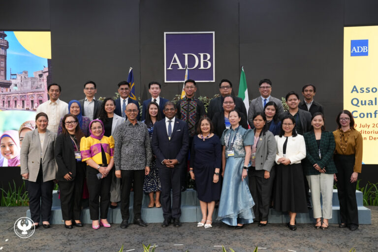 Photo shows BSP Assistant Governor Arifa A. Ala, Islamic Banking and Finance Institute Malaysia Chief Executive Officer Yusry Yusoff, Ambassador of Malaysia to the Philippines – His Excellency Dato’ Abdul Malik Melvin Castelino, and BSP Deputy Governor Chuchi G. Fonacier, together with the passers of BSP of Associate Qualification in Islamic Finance and Intermediate Qualification in Islamic Finance-Banking.