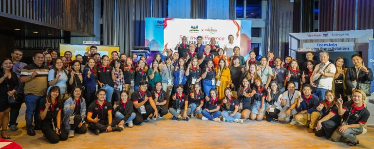 Executives of ViewSonic and Techtron Systems Corp. do the number 1 sign to seal their partnership