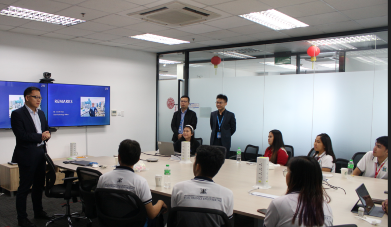 Jin Zhi Chao (left), ZTE Philippines' Chief Technology Officer, welcomes the first batch of ZTE scholars