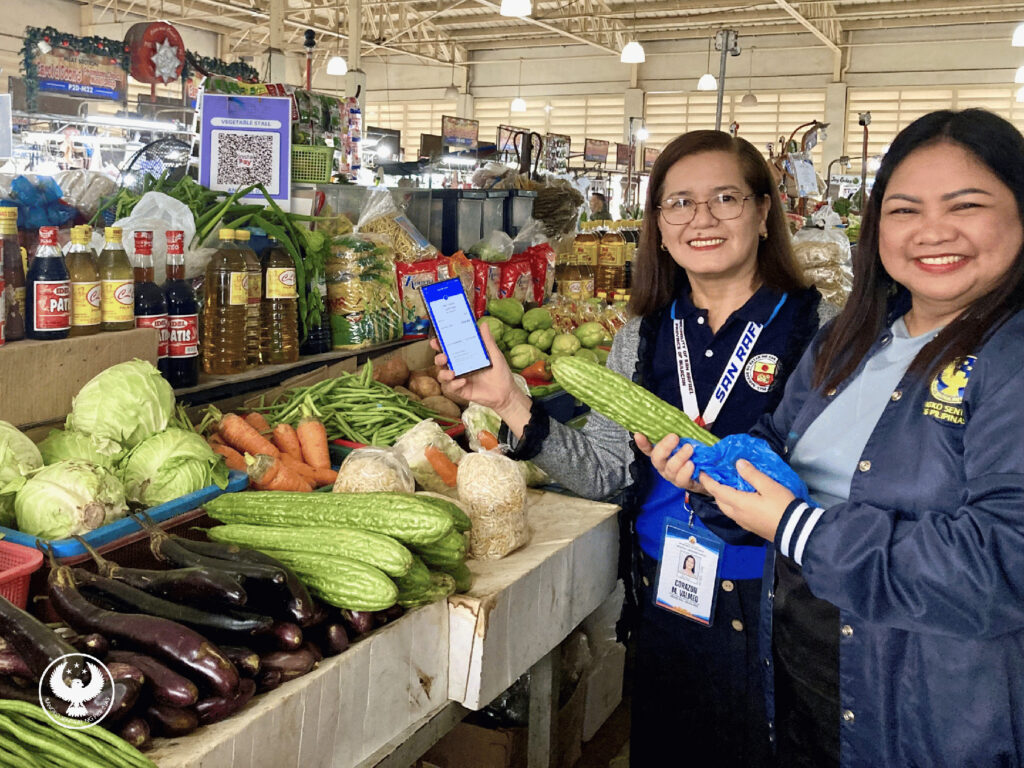BSP Cabanatuan Branch Area Director Olivia B. Cornejo Mallari (left) together with Market Master Vilma Baldos at the Paleng-QR PH program's launch in San Rafael Public Market