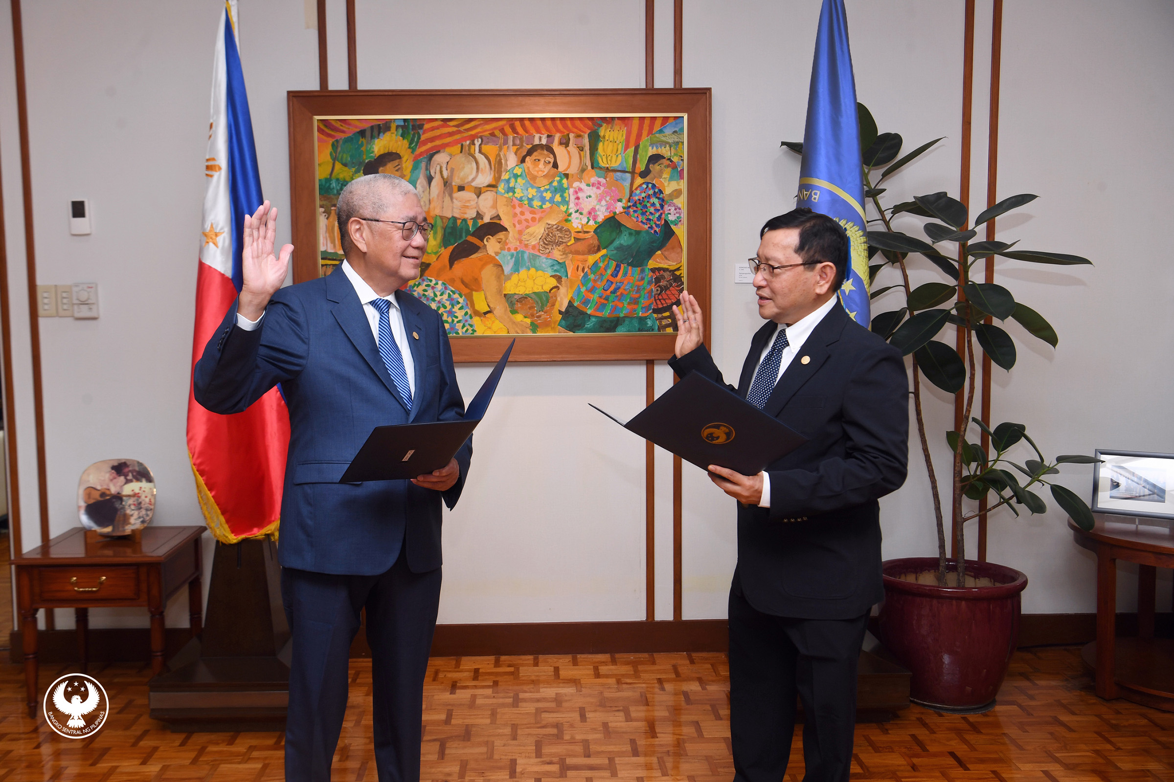 BSP Governor Eli M. Remolona (left) administers the oath of office to Atty. Elmore O. Capule (right) as the new BSP Deputy Governor for the Corporate Services Sector