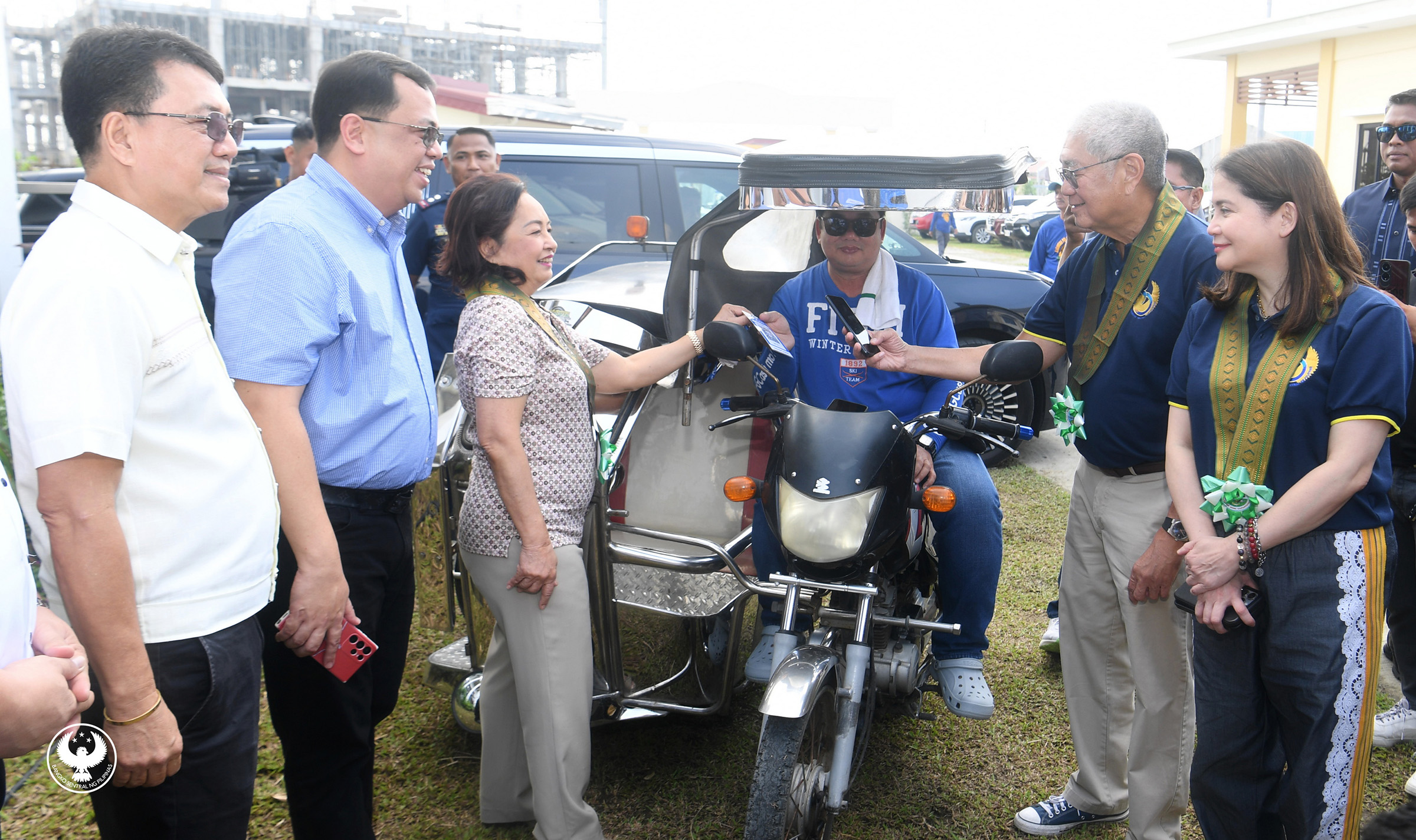 A cashless future could soon be underway in Apalit after the BSP's Paleng QR PH Plus program was launched in the municipality headed by BSP Governor Remolona Jr. and Cong. Gloria Macapagal-Arroyo of Pampanga
