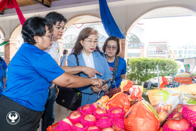 At the launch of the Paleng QR PH Plus, we see Roxas City Vice Mayor Teresa H. Almalbis (second from right) while using QR codes to buy fruits from a market vendor