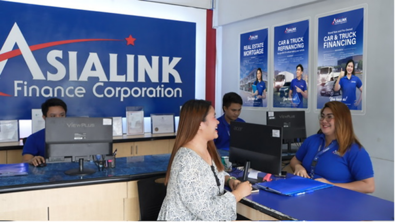 AsiaLink Finance champions MSME support as can be seen in this photo of an MSME talking to one of the company's representatives