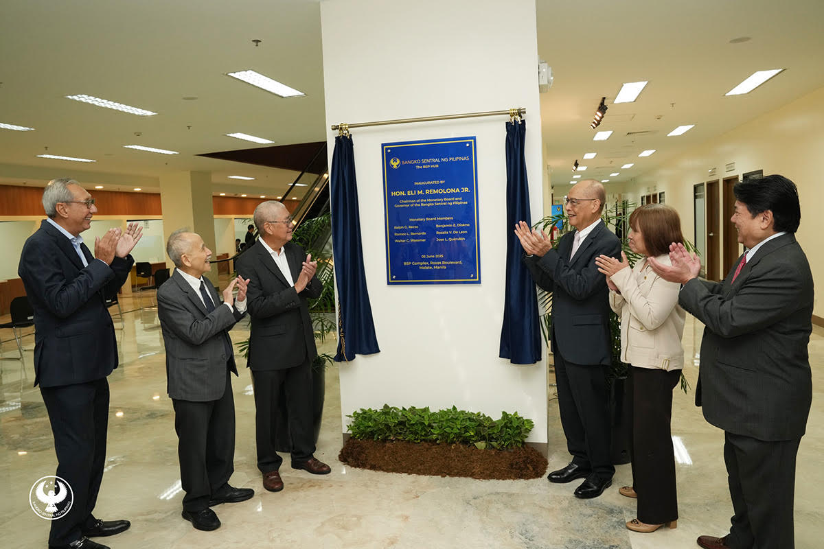BSP Governor Eli M. Remolona Jr. (third from left) while leading the inauguration ceremony of the BSP Hub