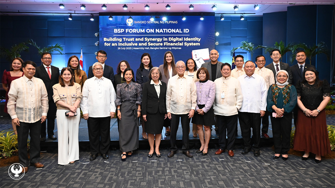 BSP Governor Eli M. Remolona, Jr. (front row, center) together with officials from the Philippine Statistics Authority (PSA), DICT, National Privacy Commission, and Office of the Special Assistant to the President for Investment and Economic Affairs, along with resource persons from the World Bank, Korea Credit Information Services, and BSP-supervised financial institutions