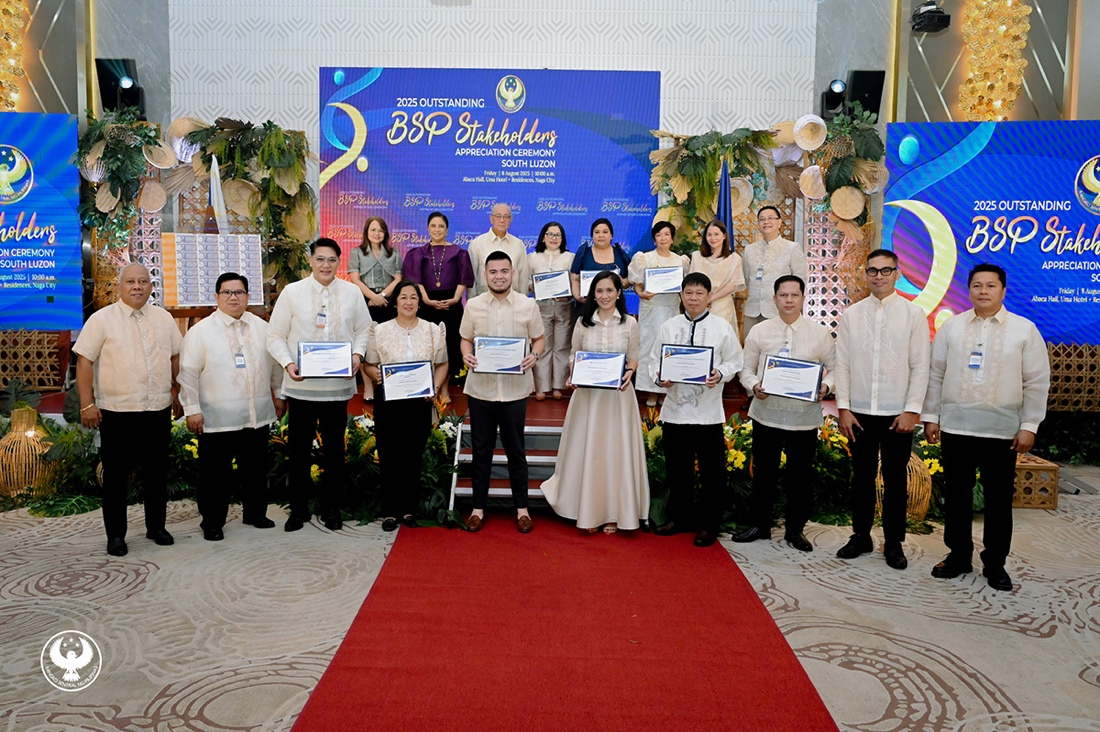 BSP Governor Eli M. Remolona, Jr. (top row, 3rd from left), BSP Deputy Governor Bernadette Romulo-Puyat (top row, 2nd from right), and Naga City Mayor Leni Robredo (top row, 2nd from left) led the recognition ceremony for outstanding partners of the BSP South Luzon Regional Office