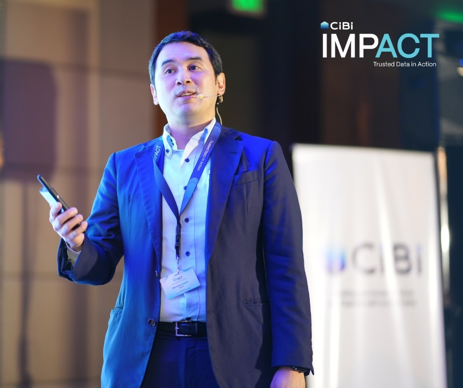 With mobile phone in hand, Nicholas Mapa, Metrobank's Chief Economist and Market Strategist, while delivering his speech
