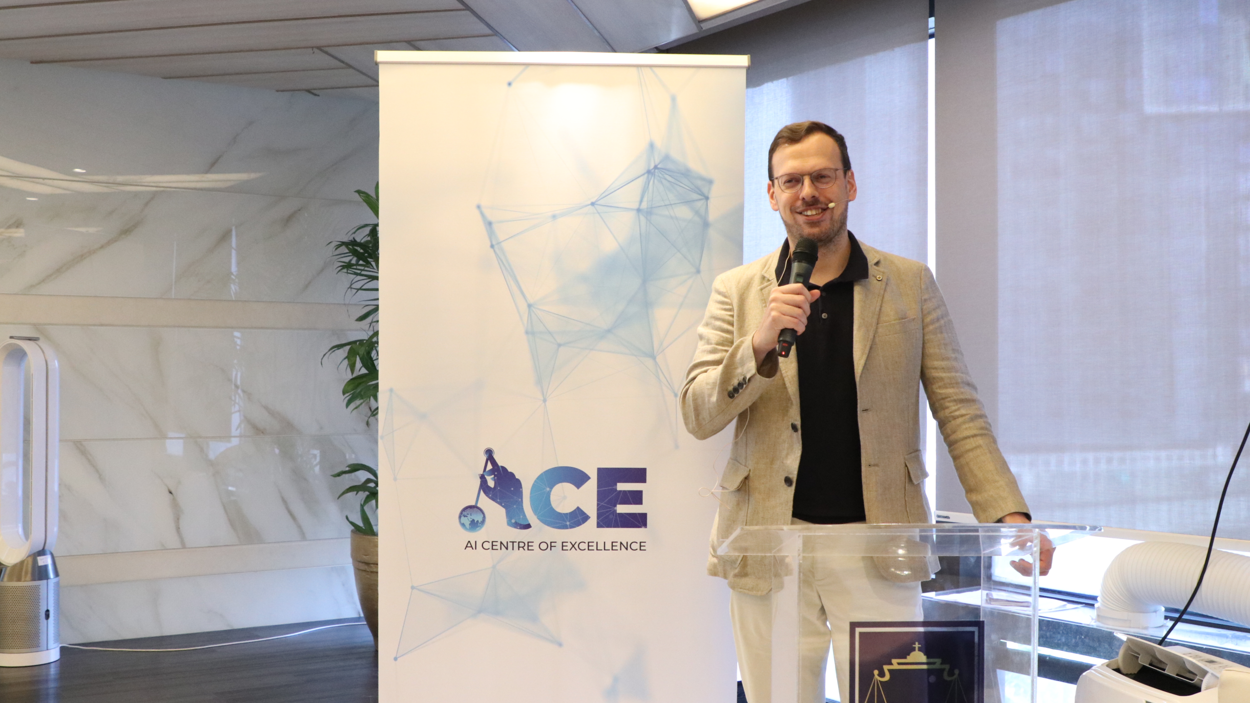 Rob van Alphen, Founder and Managing Director of Polaris, speaks at the AI Centre of Excellence workshop 'AI Hacks for Smarter Marketing Campaigns' held in Makati City