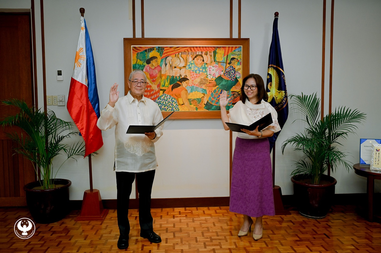 BSP Governor Eli M. Remolona (left) administers the oath of office of BSP Assistant Governor Lyn Javier as the new Deputy Governor of the BSP’s Financial Supervision Sector (FSS) 