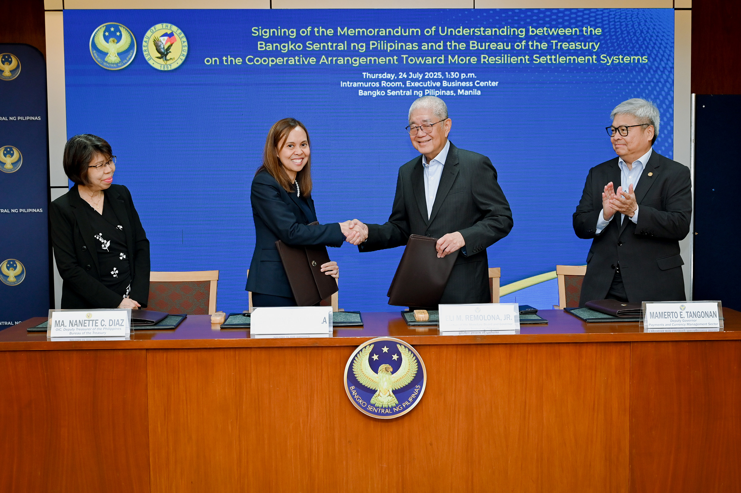 BSP Governor Eli M. Remolona, Jr. (3rd from left) is shown here while shaking hands with National Treasurer Sharon P. Almanza (2nd from left). With them are 2 other execs of the BSP.