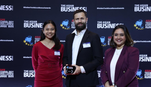 Mark Tolley (center), APAC Director at inDrive, after receiving the award