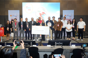 Greentech Ecobooster's Rowena Bernardo (6th from left, front row), poses with her staff and top officials of Shell Pilipinas Corporation during the awarding ceremony