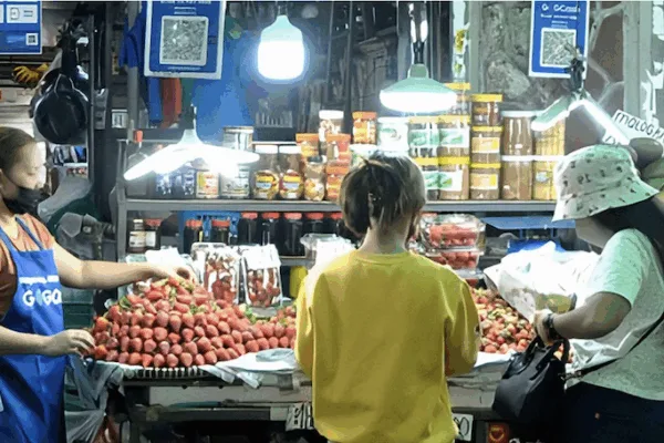 Image of public market vendors using GCash as the fintech unicorn unveils 2 game-changing innovations for MSMEs and freelancers