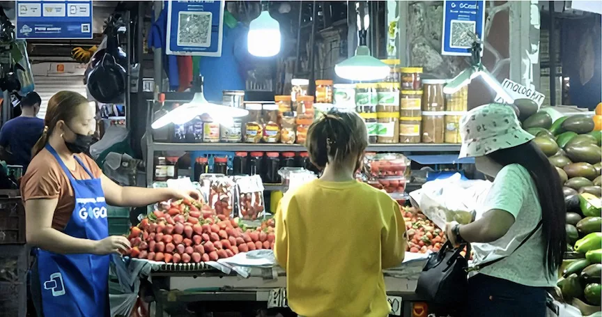 Image of public market vendors using GCash as the fintech unicorn unveils 2 game-changing innovations for MSMEs and freelancers