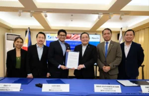 Executives of SSS and Manulife pose for a souvenir photo during the signing of an MOU meant to expand credit life insurance coverage for pension loan borrowers in PH